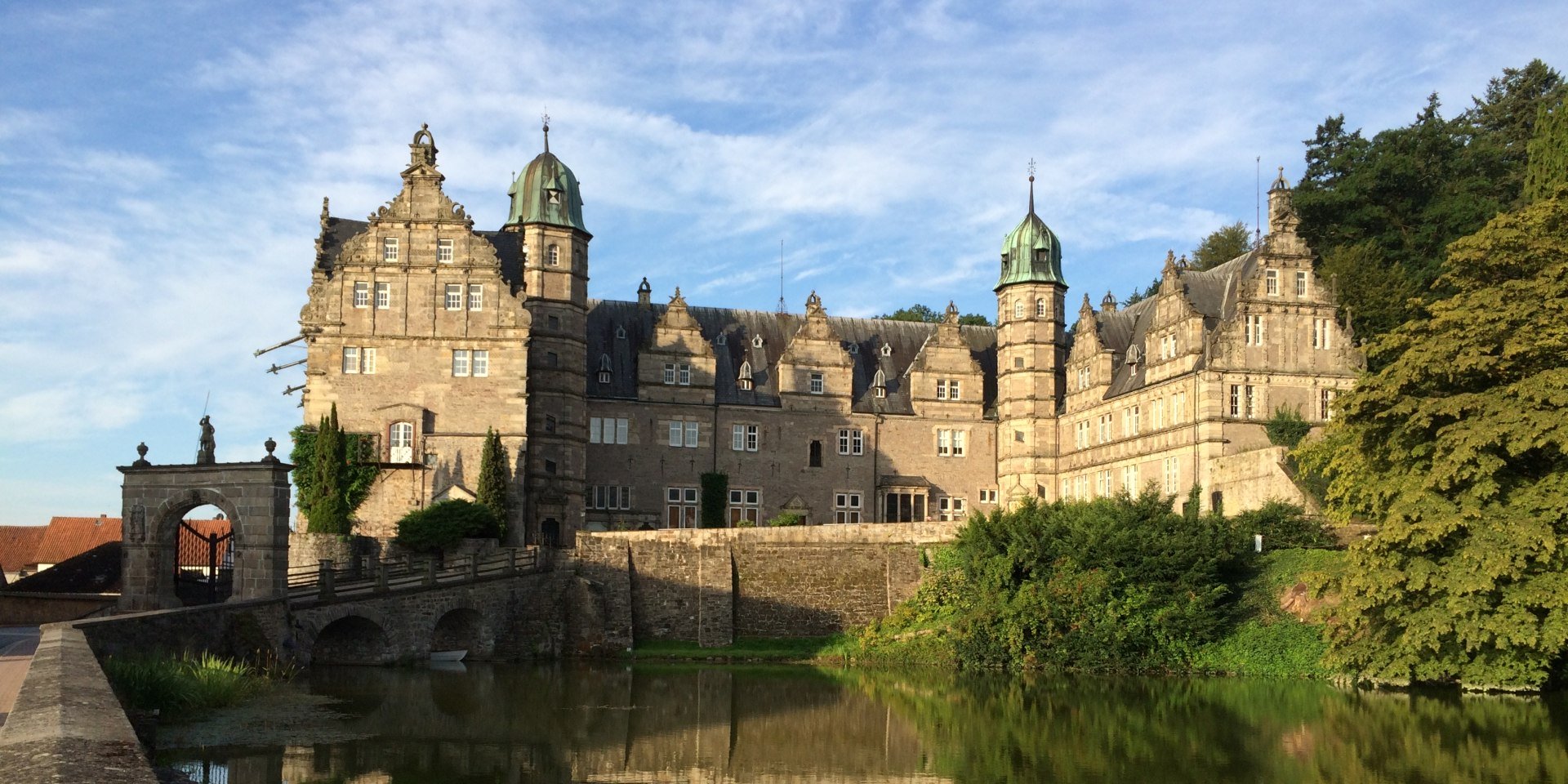 Blick über den Teich auf Schloss Hämelschenburg, © Schloss Hämelschenburg