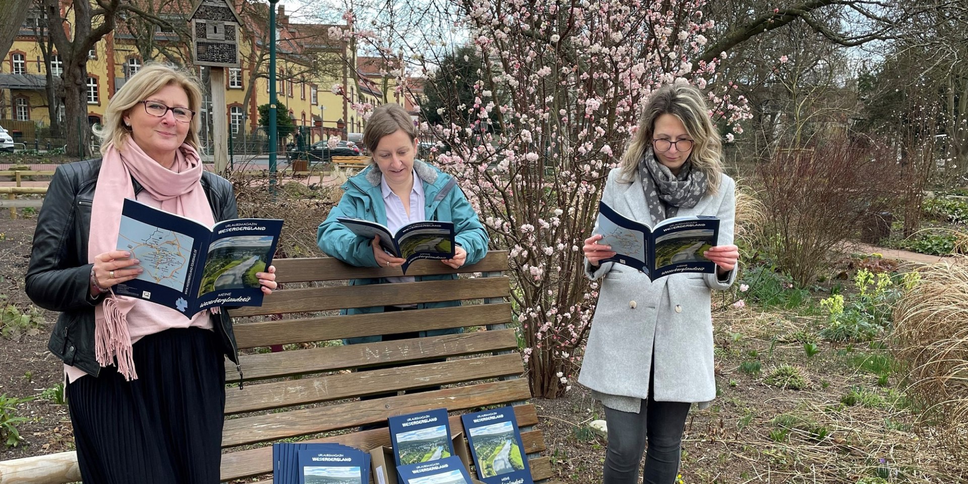 Die Geschäftsführerin des Weserbergland Tourismus e.V. Petra Wegener sowie die Projektmanagerinnen Jessica Dolle und Sina Scholz präsentieren die neuen Urlaubsmagazine „Meine Weserberglandzeit“, © Weserbergland Tourismus e.V.