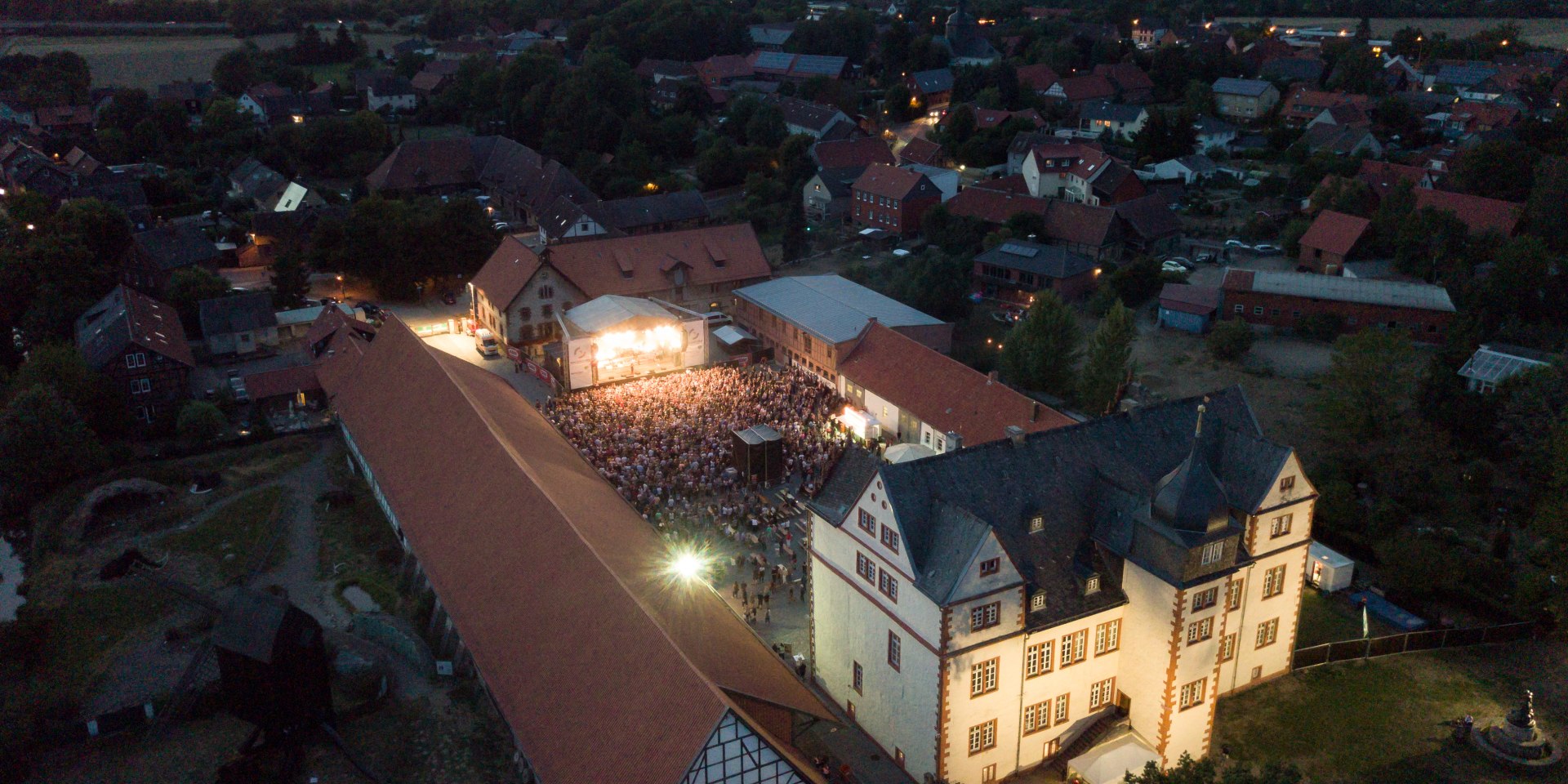 Luftbild Kultursommer abends , © André Kugellis/Stadt Salzgitter