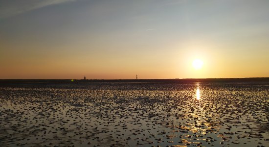 Sonnenuntergang im Watt vor Wangerooge, © Kurverwaltung Wangerooge Sonnenuntergang im Watt vor Wangerooge, © Kurverwaltung Wangerooge