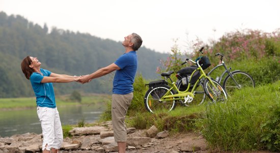 Radfahrspaß am beliebten Weser-Radweg, © Weserbergland Tourismus e.V.