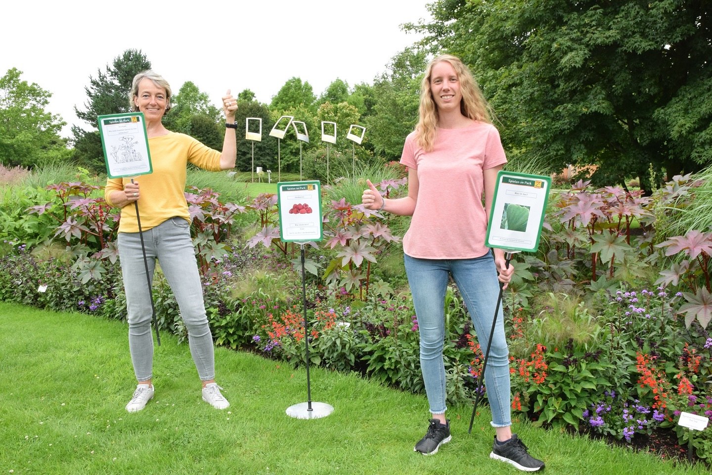 Andrea Röben und Denise Ahlhorn (beide Park der Gärten) präsentieren das Spielprogramm „Spielen im Park“. , © Park der Gärten 