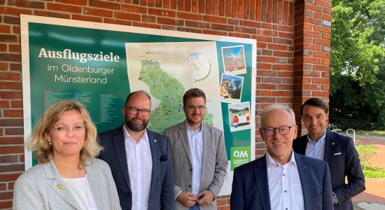 Museumsdirektorin Dr. Julia Schulte to Bühne, Landrat Johann Wimberg, OM-Tourismusleiter Johannes Knuck, Landrat Herbert Winkel und OM-Geschäftsführer Jan Kreienborg stellten die neue OM-Freizeitkarte im Museumsdorf Cloppenburg vor., © Verbund OM / Plaggenborg Museumsdirektorin Dr. Julia Schulte to Bühne, Landrat Johann Wimberg, OM-Tourismusleiter Johannes Knuck, Landrat Herbert Winkel und OM-Geschäftsführer Jan Kreienborg stellten die neue OM-Freizeitkarte im Museumsdorf Cloppenburg vor., © Verbund OM / Plaggenborg