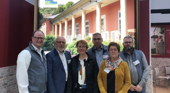 Martin Fahrland (Geschäftsführer Mittelweser-Touristik GmbH), Andreas Manz (Landkreis Hameln-Pyrmont), Landwirtschaftsministerin Barbara Otte-Kinast, Edgar Bäkermann (Amt für regionale Landesentwicklung Hildesheim), Bettina Remmert (Landkreis Hameln-Pyrmont), Karsten Bädecker (Amt für regionale Landesentwicklung Leine/Weser), © Mittelweser Touristik GmbH