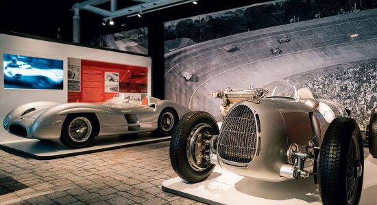 In den 1930er und 1950er Jahren dominierten vor allem die Silberpfeile der Auto Union und von Mercedes-Benz die Rennen auf der AVUS., © Spieker Fotografie In den 1930er und 1950er Jahren dominierten vor allem die Silberpfeile der Auto Union und von Mercedes-Benz die Rennen auf der AVUS., © Spieker Fotografie