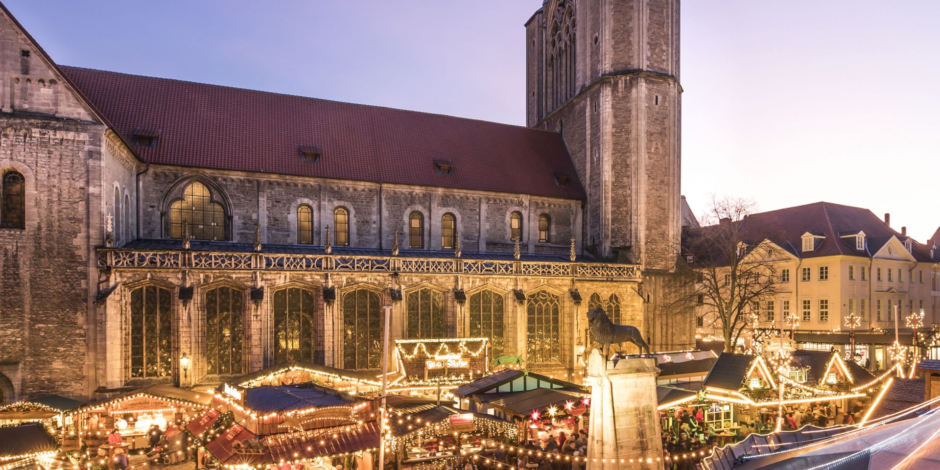 Der Braunschweiger Weihnachtsmarkt bringt Adventsstimmung auf die Plätze rund um den Dom St. Blasii. , © Braunschweig Stadtmarketing GmbH/Christian Bierwagen