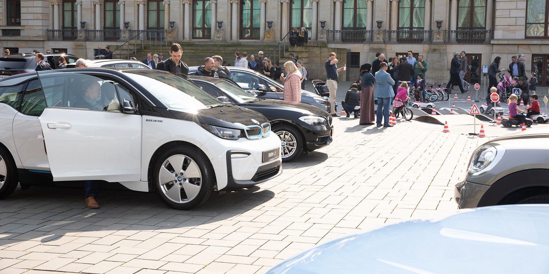 Automobile Vielfalt erwartet die Besucherinnen und Besucher beim modeautofrühling am 19. und 20. Juni in der Braunschweiger Innenstadt. Dieses Jahr gilt während der Veranstaltung Maskenpflicht. , © Braunschweig Stadtmarketing GmbH/ Philipp Ziebart