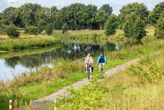 Pärchen fährt Fahrrad an der Vechte, © Markus Tiemann