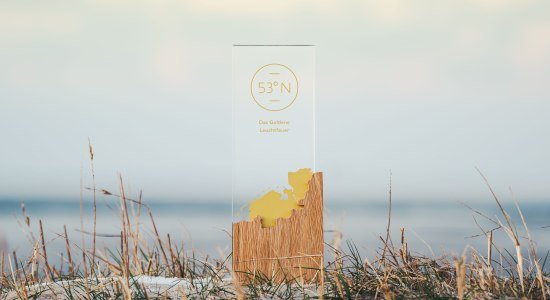 Das Goldene Leuchtfeuer wird in zwei Kategorien vergeben. Nun stehen
neben den Finalisten des Jurypreises auch die des Publikumspreises fest., © Tourismus-Agentur Nordsee GmbH Das Goldene Leuchtfeuer wird in zwei Kategorien vergeben. Nun stehen
neben den Finalisten des Jurypreises auch die des Publikumspreises fest., © Tourismus-Agentur Nordsee GmbH
