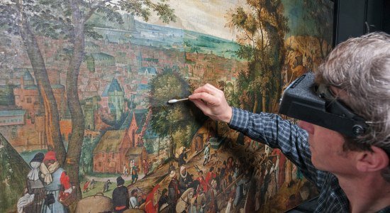 Restaurator Armin Lang bei der Firnisabnahme des Brueghel-Gemäldes, © Herzog Anton Ulrich-Museum/C. Cordes