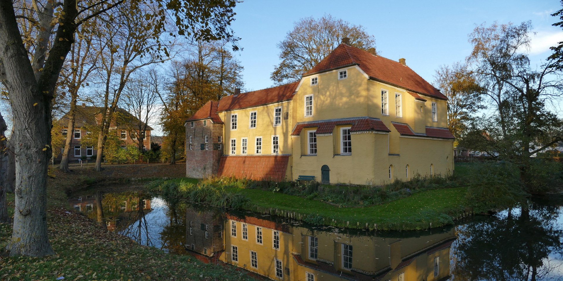 Herbstliche Stimmung an der Manningaburg in Pewsum, © Ostfriesland Tourismus GmbH