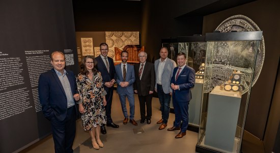 (v.l.n.r.) Gerhard Radeck (Braunschweigische Sparkassenstiftung, Kuratoriumsmitglied), Christine Schultz (Braunschweigische Sparkassenstiftung, Geschäftsführerin), Dr. Thomas Richter (Herzog Anton Ulrich-Museum, Direktor), Prof. Dr. Johannes Wienand (Herzog Anton Ulrich-Museum, Leiter des Münzkabinetts), Prof. Dr. Wolfgang Leschhorn (Herzog Anton Ulrich-Museum, ehemaliger Leiter des Münzkabinetts), Michael Schünemann (Braunschweigische Sparkassenstiftung, Kuratoriumsmitglied), Lars Dannheim (Braunschweigische Landessparkasse & Braunschweigische Sparkassenstiftung, Vorstandsmitglied), © Foto: Andreas Rudolph (v.l.n.r.) Gerhard Radeck (Braunschweigische Sparkassenstiftung, Kuratoriumsmitglied), Christine Schultz (Braunschweigische Sparkassenstiftung, Geschäftsführerin), Dr. Thomas Richter (Herzog Anton Ulrich-Museum, Direktor), Prof. Dr. Johannes Wienand (Herzog Anton Ulrich-Museum, Leiter des Münzkabinetts), Prof. Dr. Wolfgang Leschhorn (Herzog Anton Ulrich-Museum, ehemaliger Leiter des Münzkabinetts), Michael Schünemann (Braunschweigische Sparkassenstiftung, Kuratoriumsmitglied), Lars Dannheim (Braunschweigische Landessparkasse & Braunschweigische Sparkassenstiftung, Vorstandsmitglied), © Foto: Andreas Rudolph