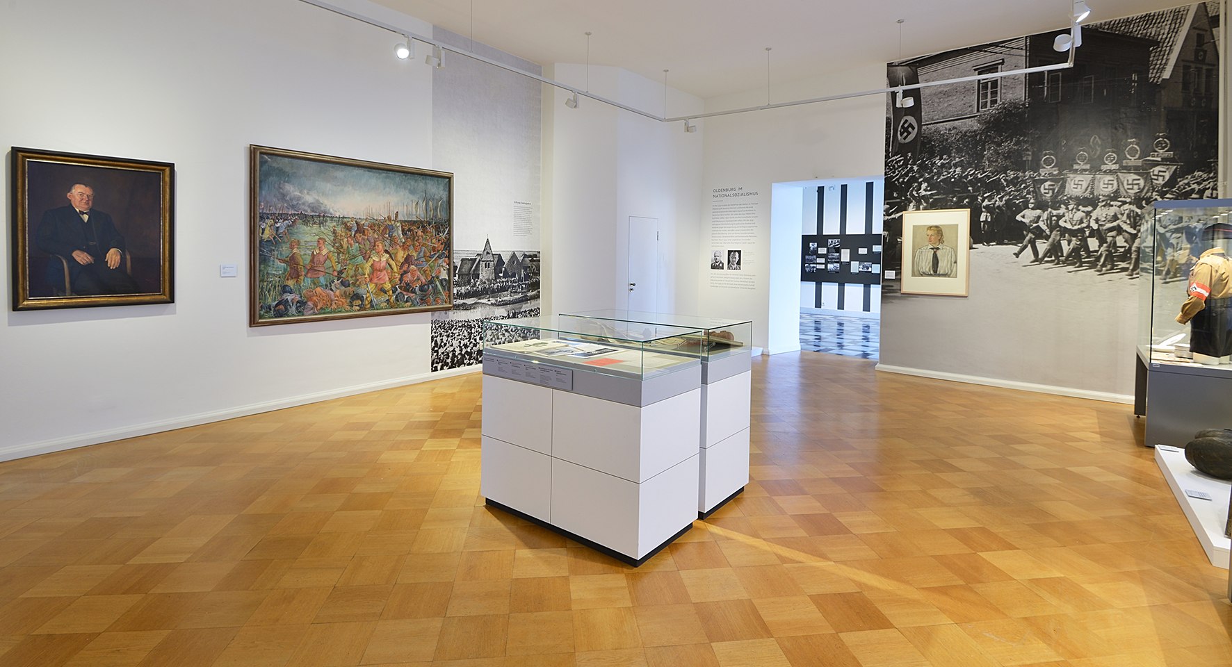 Ausstellungsraum Nationalsozialismus, © Landesmuseum für Kunst und Kulturgeschichte Oldenburg, Foto: Sven Adelaide 