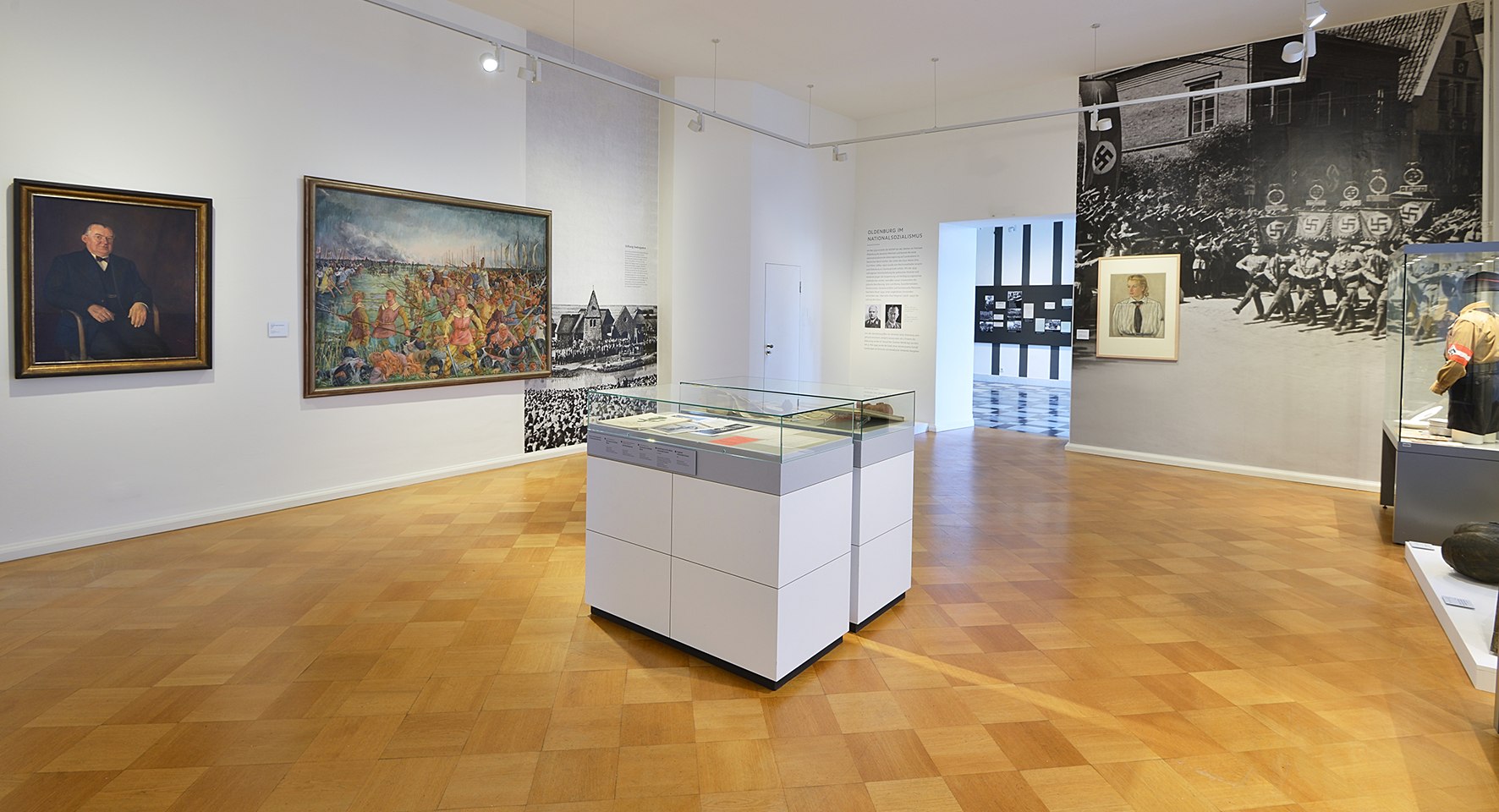 Ausstellungsraum Nationalsozialismus, © Landesmuseum für Kunst und Kulturgeschichte Oldenburg, Foto: Sven Adelaide  Ausstellungsraum Nationalsozialismus, © Landesmuseum für Kunst und Kulturgeschichte Oldenburg, Foto: Sven Adelaide