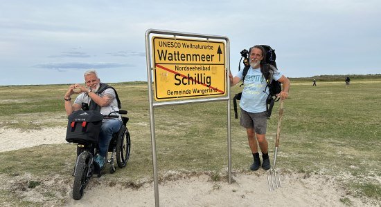 Hans Jürgen rollt mit Wattführer , © Ostfriesland Tourismus GmbH Hans Jürgen rollt mit Wattführer , © Ostfriesland Tourismus GmbH