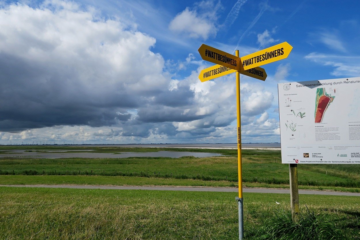 #wattbesünners: Wegweiser Campener Leuchtturm, © Ostfriesland Tourismus GmbH