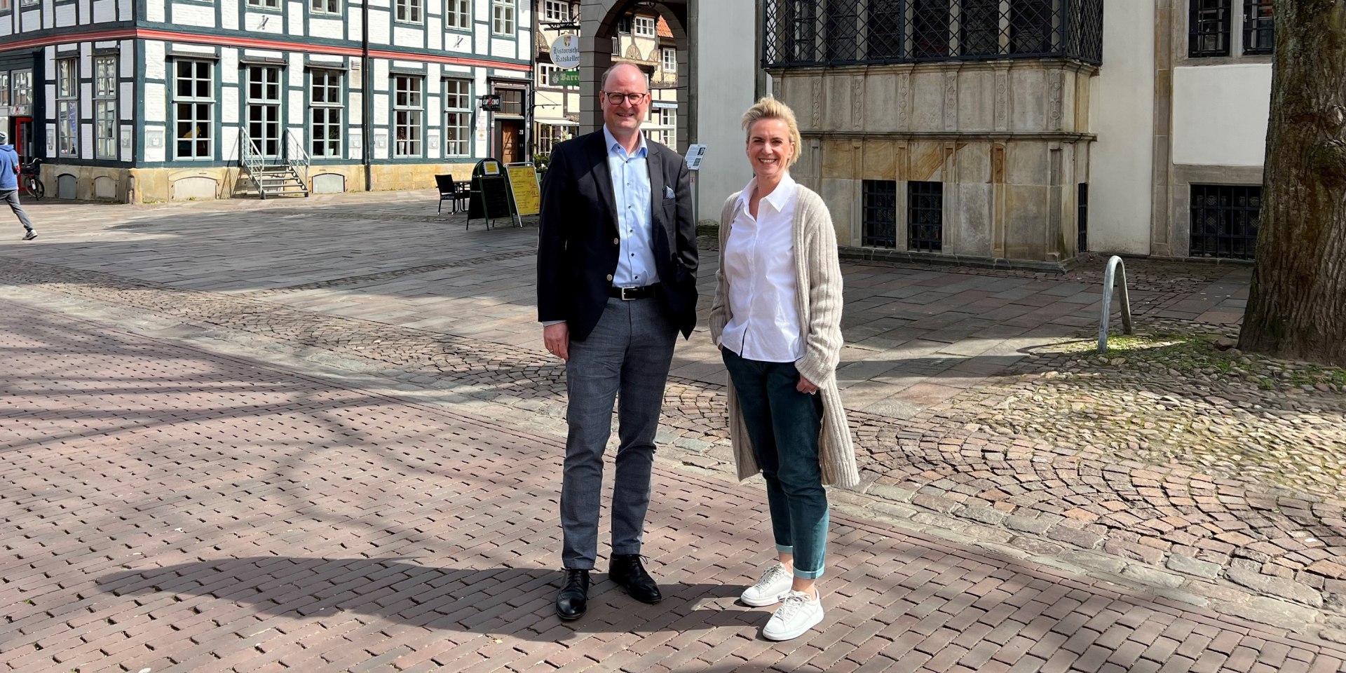 Martin Fahrland (MWT) und Meike Zumbrock (TMN) vor dem historischen Rathaus in Nienburg., © Mittelweser-Touristik GmbH