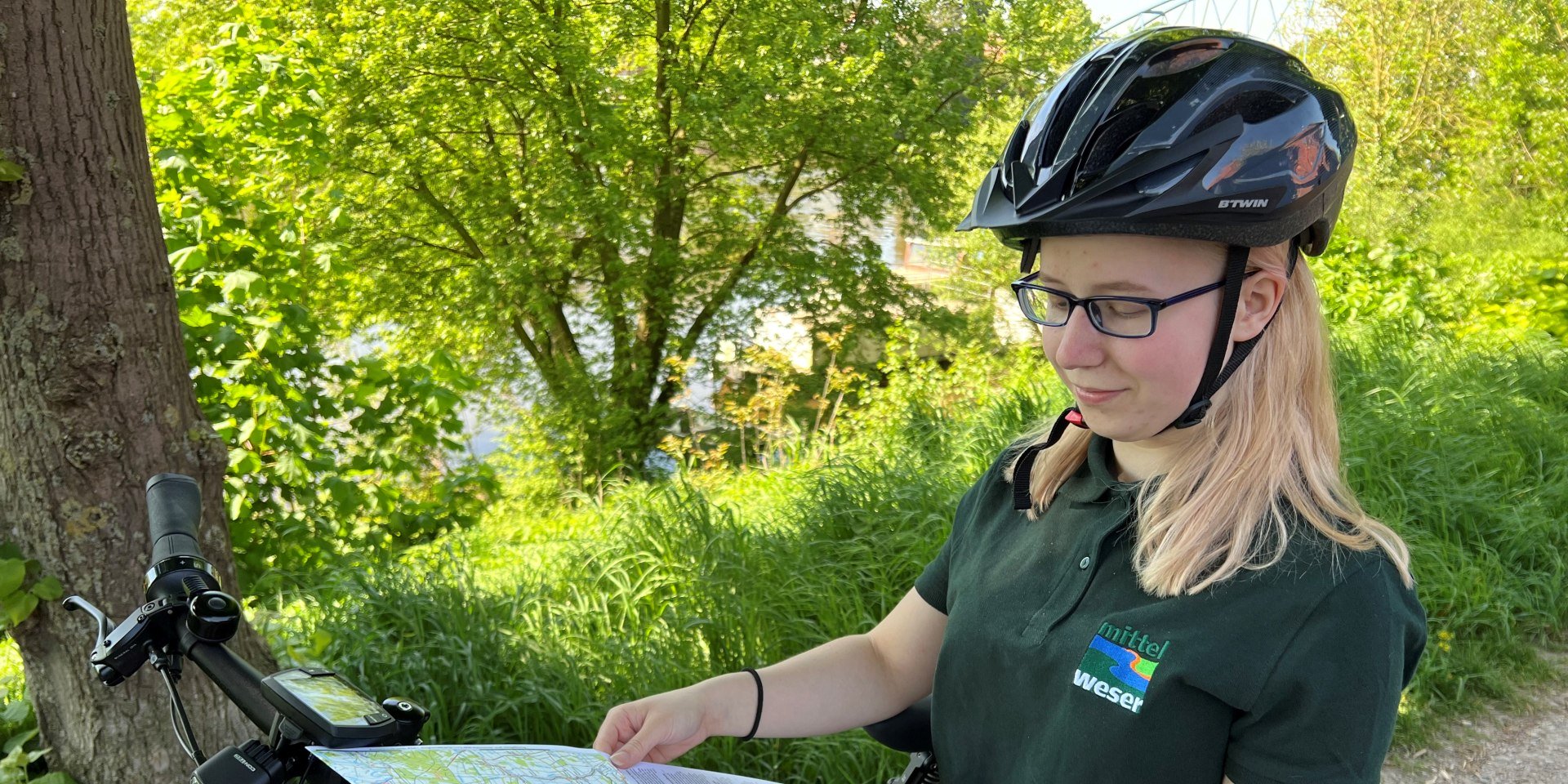 -	Ann-Kathrin Haake von der Mittelweser-Touristik GmbH mit der neuen Radkarte „Mittelweser“ des BVA-Verlages., © Mittelweser-Touristik GmbH
