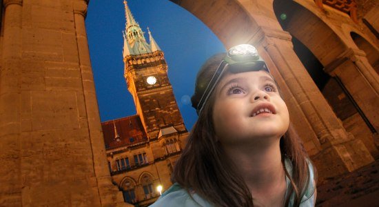 In den Osterferien vermittelt das Stadtmarketing unterhaltsame Stadtführungen für Kinder und Familien – wie die Taschenlampenführung für Kinder, © Braunschweig Stadtmarketing GmbH/ okerland-archiv, shutterstock