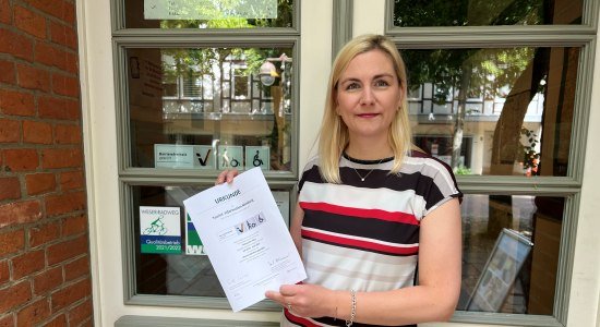 Sonja Kuhn, stellv. Geschäftsführerin der Mittelweser-Touristik GmbH mit der Urkunde „Reisen für Alle“., © Mittelweser-Touristik GmbH Sonja Kuhn, stellv. Geschäftsführerin der Mittelweser-Touristik GmbH mit der Urkunde „Reisen für Alle“., © Mittelweser-Touristik GmbH