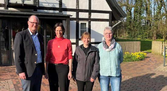 v.l.n.r. Martin Fahrland (Mittelweser-Touristik GmbH), Juliane Brüning, Kirsten Janik (Forsthaus Heiligenberg) und Martina Steimke (Bewertungskommission DEHOGA) freuen sich über die 4-Sterne Bewertung des Hotel Forsthaus Heiligenberg in Bruchhausen-Vilsen., © Mittelweser-Touristik GmbH