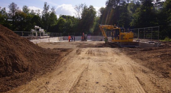 Der Bagger im Becken: eine Wand des Schwimmerbeckens wurde abgerissen, © Landesgartenschau Bad Gandersheim gGmbH Der Bagger im Becken: eine Wand des Schwimmerbeckens wurde abgerissen, © Landesgartenschau Bad Gandersheim gGmbH