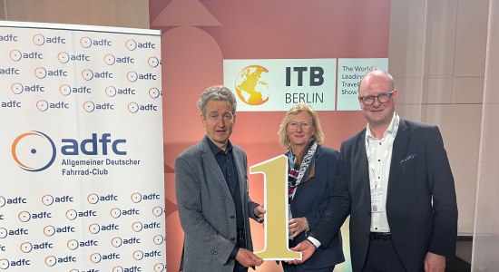 Weser-Radweg auf Platz 1 (von links nach rechts: Christian Tänzler, ADFC Bundesvorstand; Petra Wegener, Geschäftsführerin Weserbergland Tourismus e.V. und Martin Fahrland, Geschäftsführer der Mittelweser-Touristik GmbH) , © Mittelweser-Touristik GmbH Weser-Radweg auf Platz 1 (von links nach rechts: Christian Tänzler, ADFC Bundesvorstand; Petra Wegener, Geschäftsführerin Weserbergland Tourismus e.V. und Martin Fahrland, Geschäftsführer der Mittelweser-Touristik GmbH) , © Mittelweser-Touristik GmbH