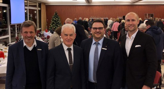 Bürgermeister Dr. Arno Schilling, Dr. Manfred Zeiner (dwif), Stefan Pfeiffer (Aufsichtsratsvorsitzender Bad Zwischenahner Touristik GmbH), und Dr. Norbert Hemken (Geschäftsführer und Kurdirektor), bei der Präsentation der Ergebnisse in der Wandelhalle in Bad Zwischenahn., © Bad Zwischenahner Touristik