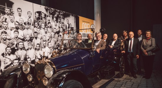 von links nach rechts Dr. Sabine Michalek, Bürgermeisterin der Stadt Einbeck, Stifter Karl-Heinz Rehkopf, Matthias Kaluza, Geschäftsführer ö_konzept Zwickau, Maik Siebrecht, Ge-schäftsführer Autohaus Siebrecht GmbH, Wolfgang Stahl, Direktor Groß- und Gewerbekun-den Opel Automobile GmbH, Lothar Meyer-Mertel, Geschäftsführer PS.SPEICHER, Holger Eilers, Vorstand Kulturstiftung Kornhaus, Sascha Fillies, Ausstellungsleiter PS.SPEICHER und Gabriele Rehkopf-Adt, Mitglied des Stiftungsrates der Kulturstiftung Kornhaus, © Spieker Fotografie von links nach rechts Dr. Sabine Michalek, Bürgermeisterin der Stadt Einbeck, Stifter Karl-Heinz Rehkopf, Matthias Kaluza, Geschäftsführer ö_konzept Zwickau, Maik Siebrecht, Ge-schäftsführer Autohaus Siebrecht GmbH, Wolfgang Stahl, Direktor Groß- und Gewerbekun-den Opel Automobile GmbH, Lothar Meyer-Mertel, Geschäftsführer PS.SPEICHER, Holger Eilers, Vorstand Kulturstiftung Kornhaus, Sascha Fillies, Ausstellungsleiter PS.SPEICHER und Gabriele Rehkopf-Adt, Mitglied des Stiftungsrates der Kulturstiftung Kornhaus, © Spieker Fotografie