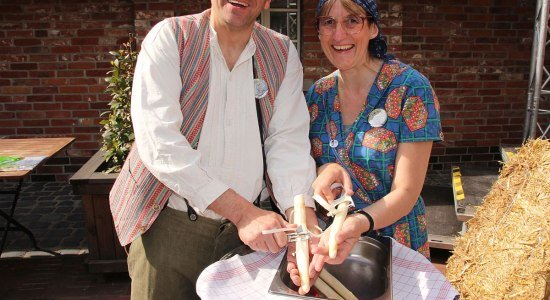 Magd Martha und Bauer Meyer führen durch das Programm, © Erlebnis-Zoo Hannover Magd Martha und Bauer Meyer führen durch das Programm, © Erlebnis-Zoo Hannover