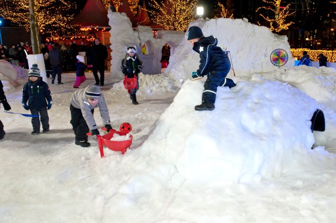 Kinder spielen im Snow Dome Bispingen