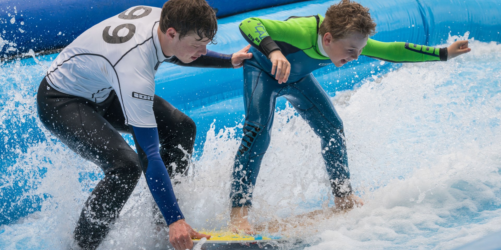 Surfdays_Lehrer mit Schüler, © mTwoMedia | Marc Metzler