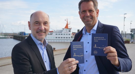 TANO-Geschäftsführer Mario Schiefelbein händigt dem niedersächsischen Wirtschaftsminister Olaf Lies den ersten Nordsee-Reisepass aus., © Niedersächsisches Ministerium für Wirtschaft, Verkehr, Bauen und Digitalisierung