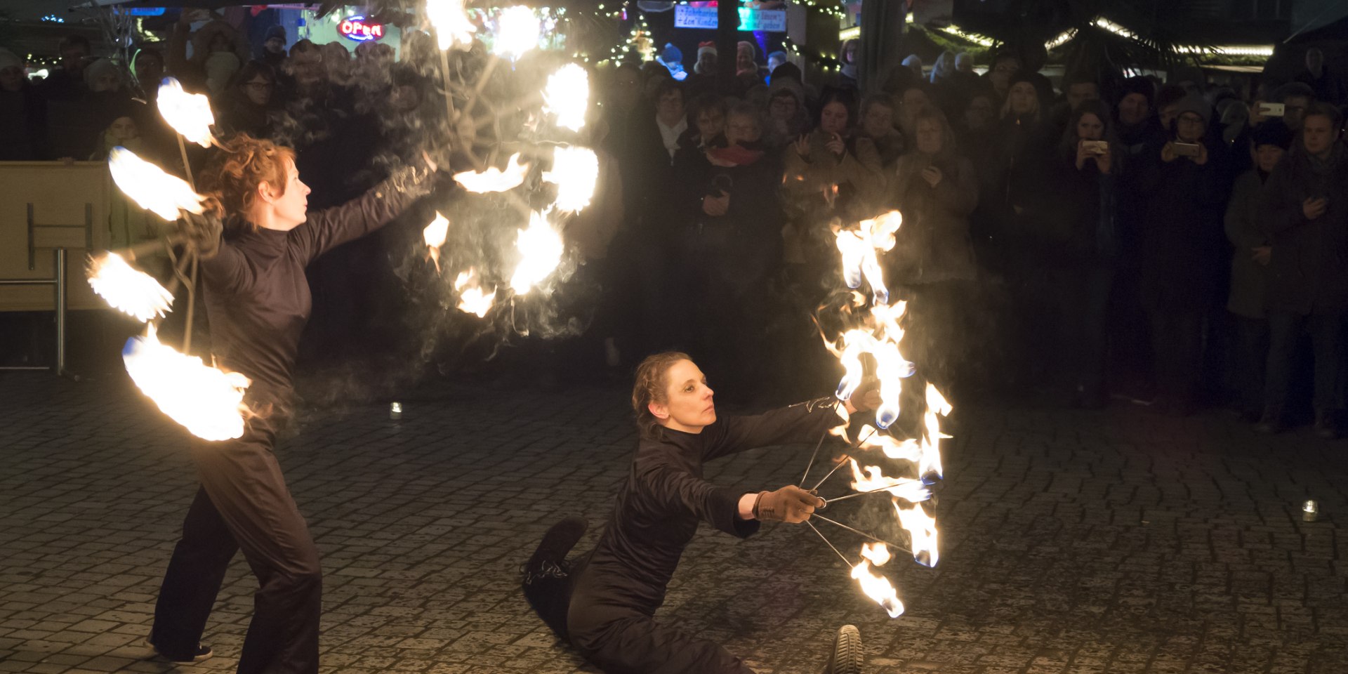 Während der Mystischen Nacht wandeln Walk-Acts auf dem Weihnachtsmarkt in Hameln umher, © Hameln Marketing und Tourismus GmbH / Wilfried Hildebrandt