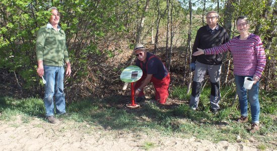 Schilder aufstellen am Moorpad, © Samtgemeinde Land Hadeln, MoorIZ Ahlenmoor