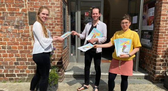 Übergabe Manifest Kulturelli durch Gesine Geppert und Menno von Ehrenstein an Maja Freese von der Oldenburg-Info, © OTM Übergabe Manifest Kulturelli durch Gesine Geppert und Menno von Ehrenstein an Maja Freese von der Oldenburg-Info, © OTM