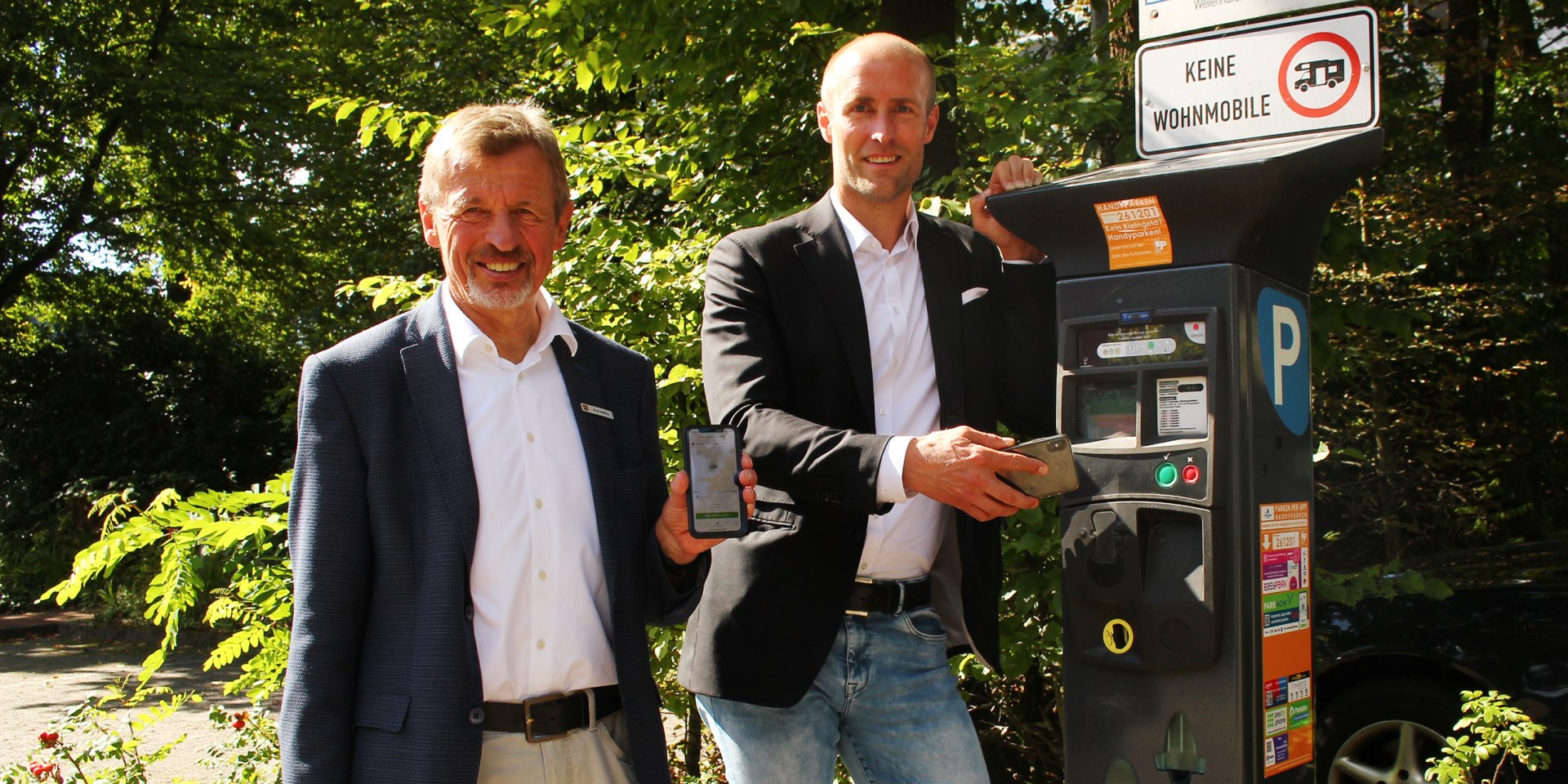 Bürgermeister Dr. Arno Schilling und Geschäftsführer und Kurdirektor Dr. Norbert Hemken motivieren zur Nutzung des bargeldlosen Handyparkens., © Wiebke Martens