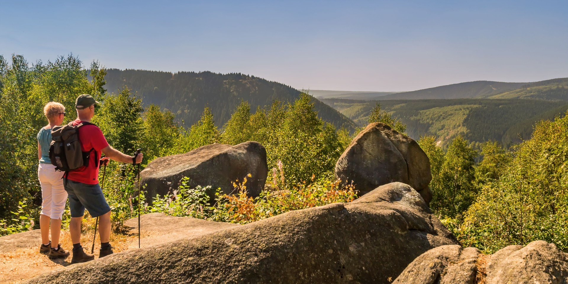 Wanderpaar genießt den Ausblick an den Kästeklippen, © Stadtmarketing Bad Harzburg