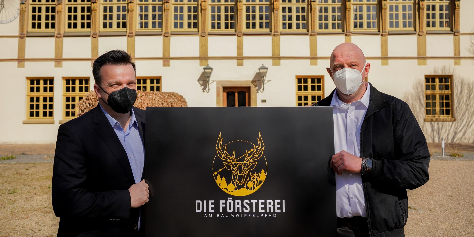 Benjamin Veit Engelker und Daniel Fromme vor der Försterei am Baumwipfelpfad, © Baumwipfelpfad Bad Iburg