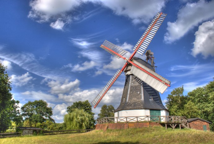 Ein Blick auf die Worpsweder Mühle mit blauen Himmel und ein paar Wolken, © Touristikagentur Teufelsmoor/ Karsten Schöpfer