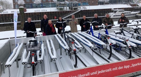 Landrat Kai Seefried als Vorstandsvorsitzender und Tourismusverbands-Geschäftsführerin Dr. Monika Rulle mit Vertretern der Verkehrswirtschaft und der Sponsoren beim Pressetermin am Stader Hafen, © Landkreis Stade/ Daniel Beneke