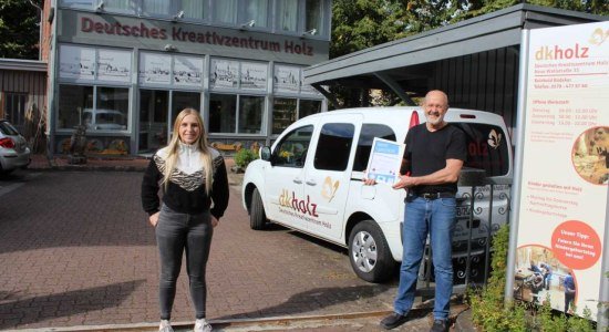 Reinhold Büdeker, Leiter des Deutschen Kreativzentrum Holz in Nienburg freut sich mit Marie Witte von der Mittelweser-Touristik GmbH über die Kinderferienland-Auszeichnung, © Mittelweser-Touristik GmbH Reinhold Büdeker, Leiter des Deutschen Kreativzentrum Holz in Nienburg freut sich mit Marie Witte von der Mittelweser-Touristik GmbH über die Kinderferienland-Auszeichnung, © Mittelweser-Touristik GmbH