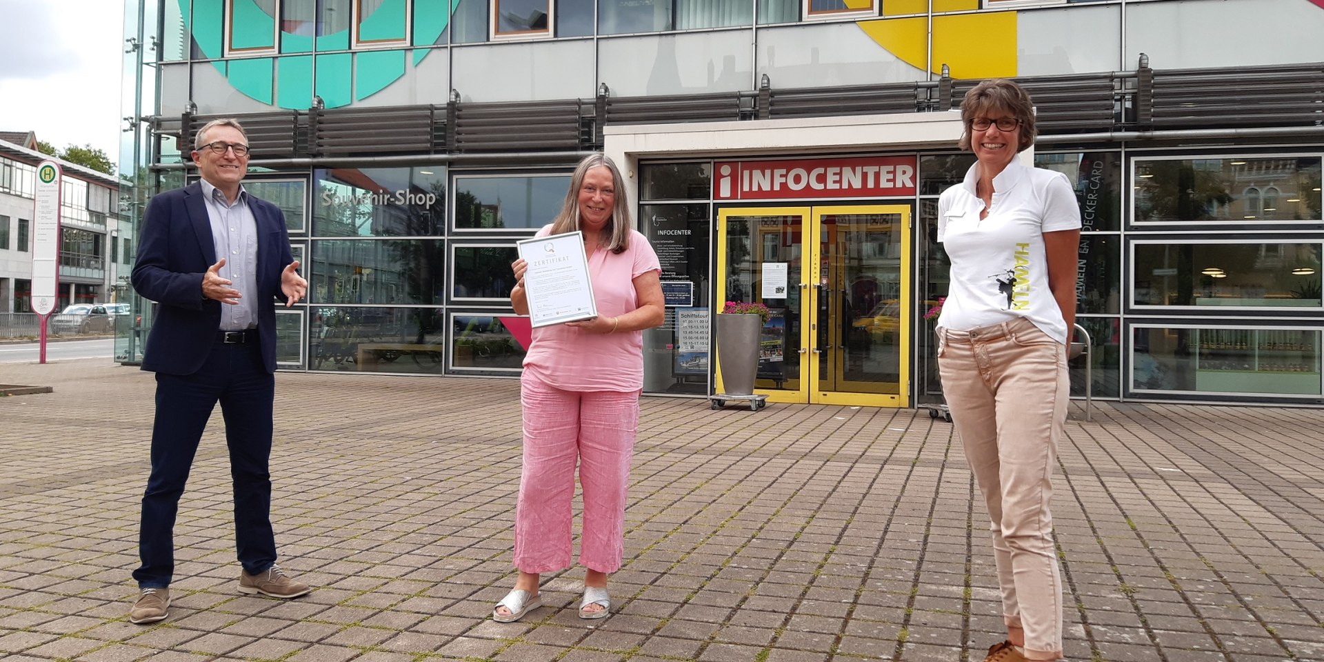 HMT-Geschäftsführer Harald Wanger und Mitarbeiterinnen Nicole Titz und Angela Koelman, die als Q-Team der HMT das Verfahren zur erneuten Zertifizierung begleitet haben, © Hameln Marketing