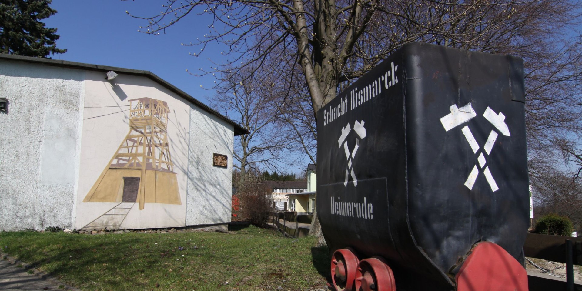 Eisenerz-Förderwagen am ehemaligen Schacht Bismarck in Liebenburg-Heimerode, © Verlag Schadach