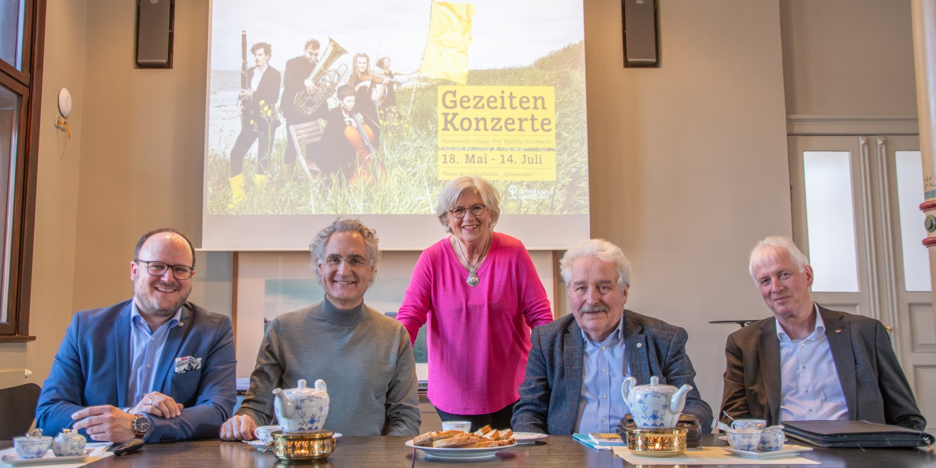 Von links:
Raoul-Philip Schmidt, organisatorischer Leiter der Gezeitenkonzerte, Prof. Matthias Kirschnereit, künstlerische Leiter der Gezeitenkonzerte, Heide Fritzsche, 1. Vorsitzende des Freundeskreises der Gezeitenkonzerte, Landschaftspräsident Rico Mecklenburg und Thomas Weiss, Vorstandsvorsitzender der Ostfriesischen Landschaftlichen Brandkasse, stellten das Programm der diesjährigen Festivalsaison vor.
, © Ostfriesische Landschaft