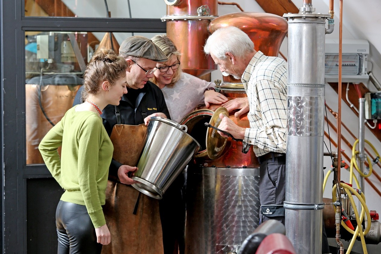 In der Nordik Edelbrennerei erleben die Gäste die Destillations-Kunst hautnah., © Nordik Edelbrennerei