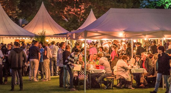 Besucher Hamelner Weinfest, © Hameln Marketing und Tourismus GmbH Besucher Hamelner Weinfest, © Hameln Marketing und Tourismus GmbH