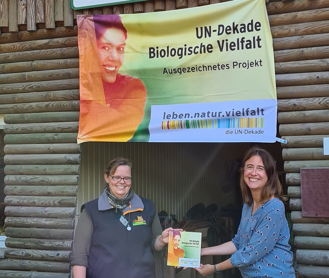 Auszeichnung UN-Dekade Biologische Vielfalt, Frau Jülich und Frau Sewig, © Wildpark Schwarze Berge Auszeichnung UN-Dekade Biologische Vielfalt, Frau Jülich und Frau Sewig, © Wildpark Schwarze Berge