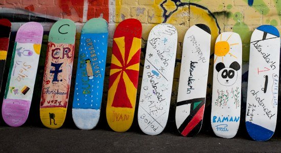 Die Teilnehmenden gestalten im Workshop ihre eigenen Bretter, © skate-aid/ Stefan Lehmann