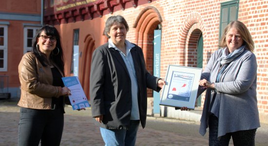 Manja Gückel, Andrea Schmidt und Dörthe Grimm auf dem Schlosshof, © Biosphaerium Elbtalaue GmbH